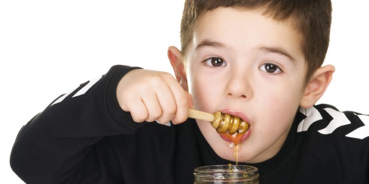 Mama Harus Tahu: 7 Manfaat Madu Untuk Kesehatan Anak