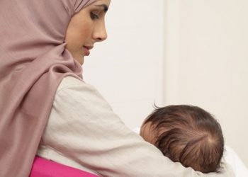 Bagaimana Mama Muslimah Menyusui di Tempat Umum?