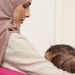 Bagaimana Mama Muslimah Menyusui di Tempat Umum?