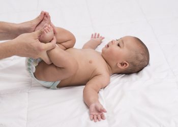 Cara Efektif Atasi Bayi Sembelit