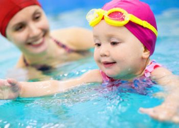 Mengajarkan Anak Berenang dengan Mudah