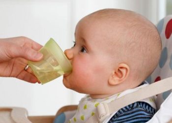 Jangan Berikan Air Putih pada Bayi Mama, berbahaya!