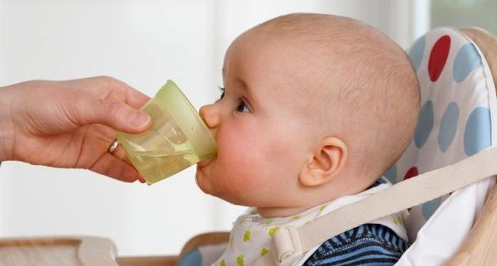 Jangan Berikan Air Putih pada Bayi Mama, berbahaya!