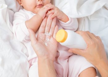Waspada! Penggunaan Bedak Bayi Berbahaya Untuk Si Kecil