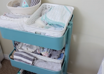 Perlengkapan bayi baru lahir tersusun rapi