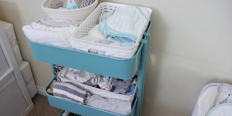 Perlengkapan bayi baru lahir tersusun rapi