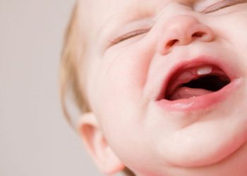 Si Kecil Sedang Tumbuh Gigi? Lakukan ini Agar Tidak Rewel