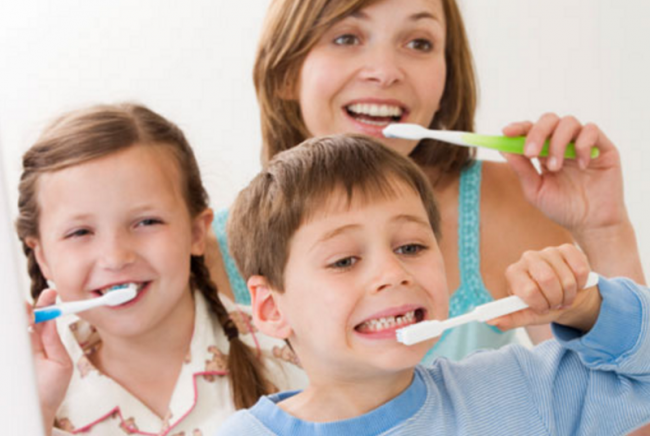 Mama Mengajarkan Cara Menyikat Gigi Yang Benar Sumber: periclean.com