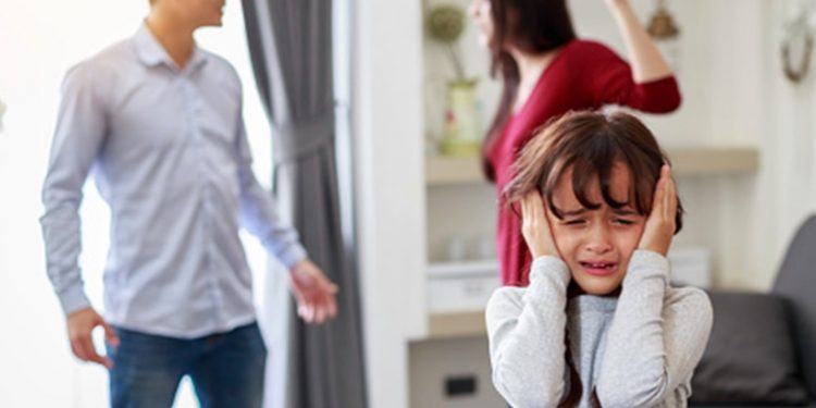 Mama Papa harus Tahu! Bertengkar di Depan Anak Memiliki Dampak Negatif pada Perkembangannya