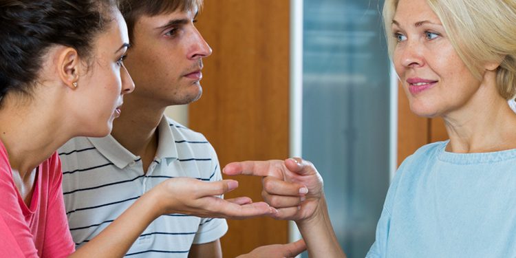 Mau Rukun Saat Tinggal Sama Mertua? Yuk Cek Tips ini!