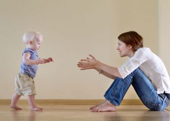 Ibu Membantu Anak Agar Cepat Jalan