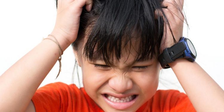 menghilangkan kutu rambut anak