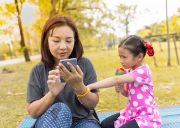 Kecanduan Ponsel Pada Orang Tua