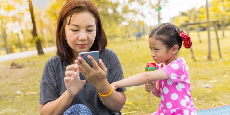 Kecanduan Ponsel Pada Orang Tua