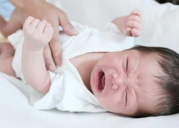 Bayi Menangis Terus Tanpa Sebab? Lakukan 5 Cara, Mams!