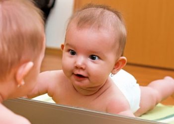 Kapan Bayi Bisa Melihat Jelas?