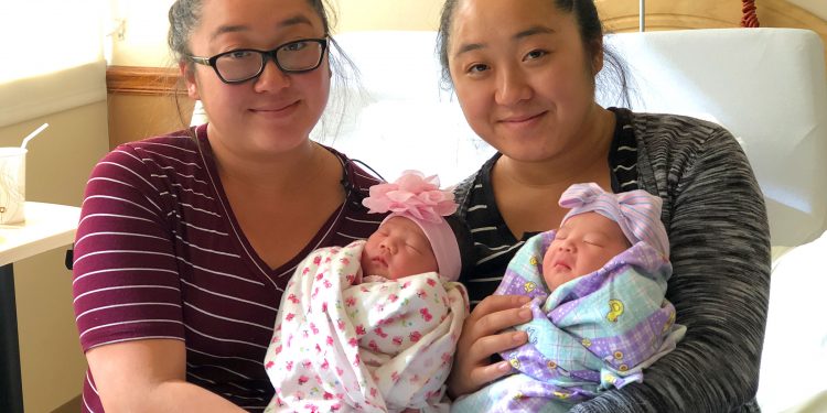 Ajaib! Sepasang Saudari Kembar Ini Melahirkan Di Hari Yang Sama