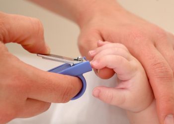 Memotong Kuku Bayi dengan Mudah dan Aman