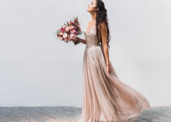 10 Cara & Tips Memilih Baju Pengantin yang Pas Buat Kamu!