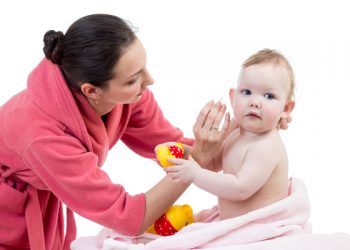 Membersihkan Kotoran Telinga Bayi