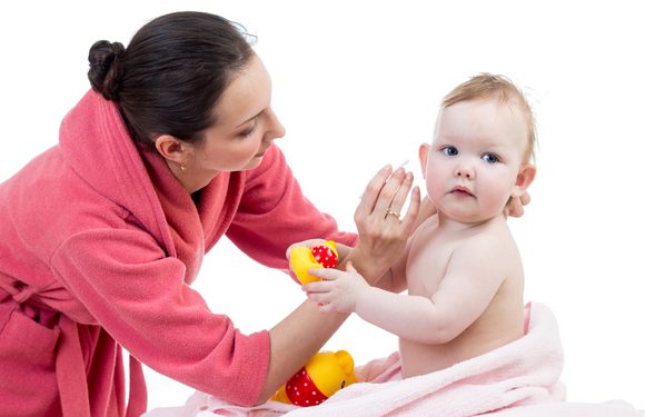 Membersihkan Kotoran Telinga Bayi