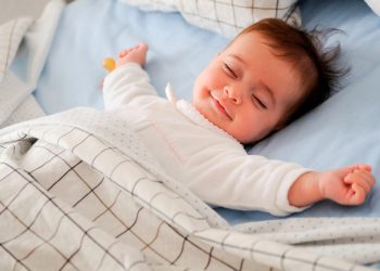 bayi tersenyum saat tidur siang
