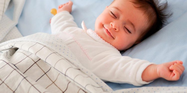 bayi tersenyum saat tidur siang