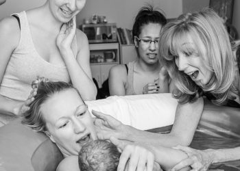 Melahirkan Dalam Air? Kenali Keuntungan dan Risikonya!