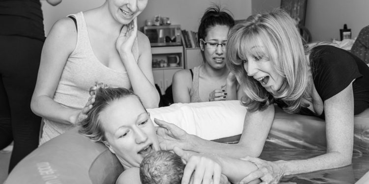 Melahirkan Dalam Air? Kenali Keuntungan dan Risikonya!