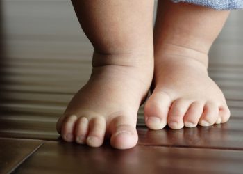 Manfaat “Bertelanjang” Kaki untuk Si Kecil