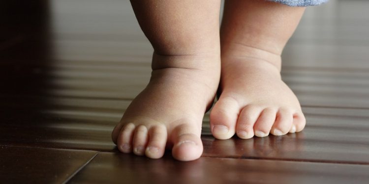 Manfaat “Bertelanjang” Kaki untuk Si Kecil