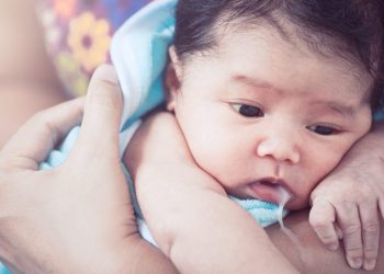 Bayi Sering Muntah, Apakah Gumoh Biasa atau Reflux Bayi (GERD)?