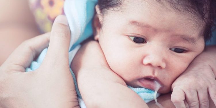  Bayi  Sering Muntah Apakah Gumoh  Biasa atau Reflux Bayi  