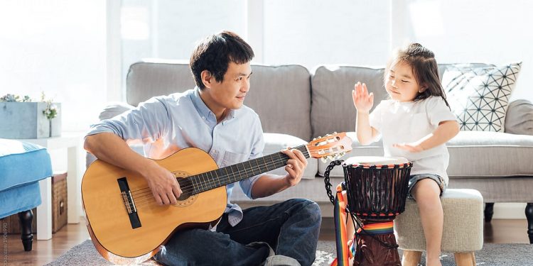 Mengapa Gaya Pengasuhan Papa Lebih Menyenangkan daripada Mama?