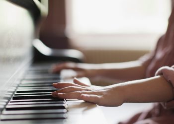 Manfaat bermain alat musik untuk anak