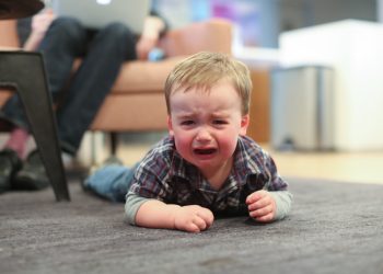 10 Cara Mengatasi Anak Tantrum di Depan Umum