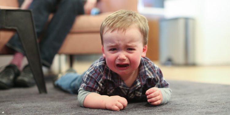 10 Cara Mengatasi Anak Tantrum di Depan Umum