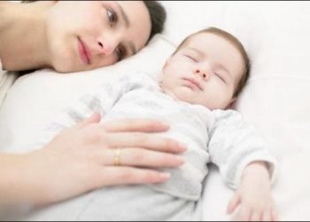 Mengelus Perut Bayi Agar Anak Cepat Tidur