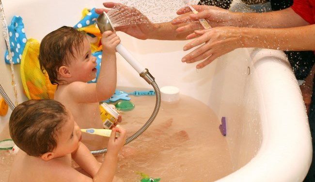 Wah Ini Dia Tips Memandikan Bayi Kembar Anti Ribet!