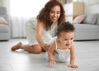 Kenapa Bayi Belum Merangkak? Ini Dia Cara Menstimulasinya!