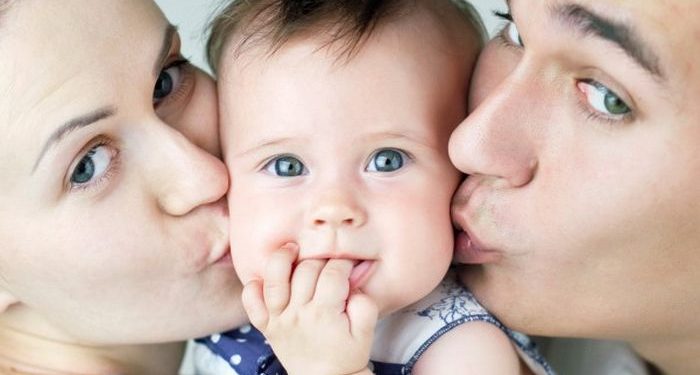 Waspada Penyakit Menular Jika Sembarangan Mencium Bayi!