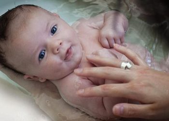 cara memandikan bayi