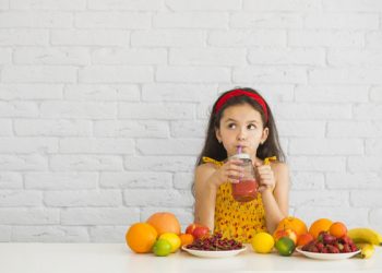 anak makan buah untuk menjaga daya tahan tubuh