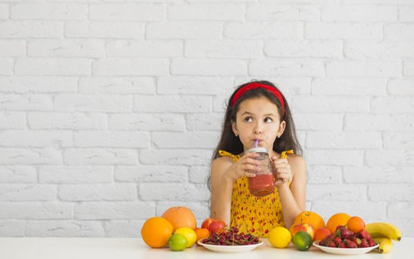 anak makan buah untuk menjaga daya tahan tubuh