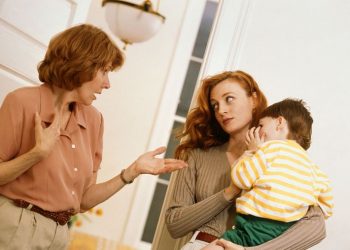 Pola Asuh Anak Berbeda Dengan Mertua? Atasi Segera!