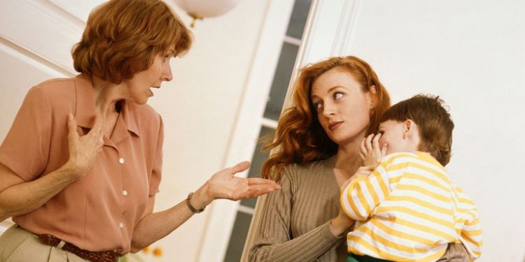 Pola Asuh Anak Berbeda Dengan Mertua? Atasi Segera!