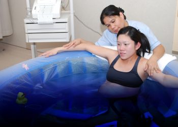 Manfaat dan Risiko Dibalik Metode Water Birth