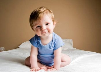 Perkembangan Bayi 8 Bulan yang Semakin Menggemaskan