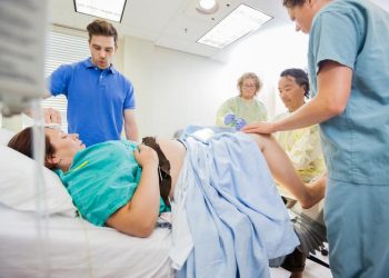 Mengenal Episiotomi atau Robekan Saat Melahirkan