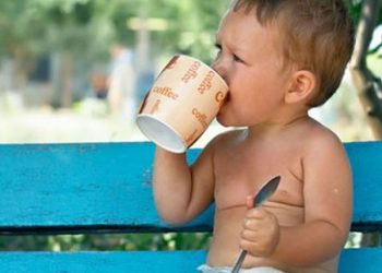 Agar Tidak Kejang Saat Demam, Bolehkah Bayi Minum Kopi?
